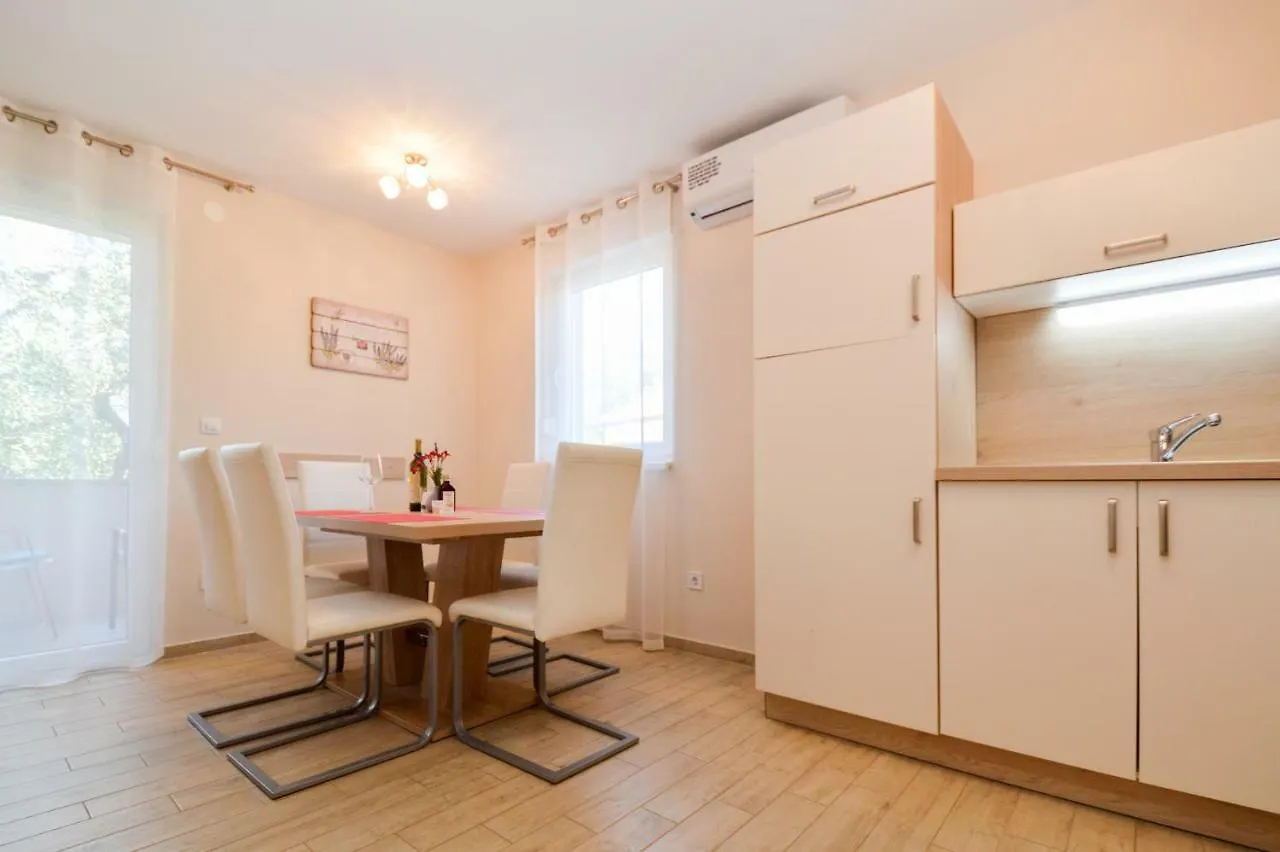 Apartment Mit- Mir Fondole