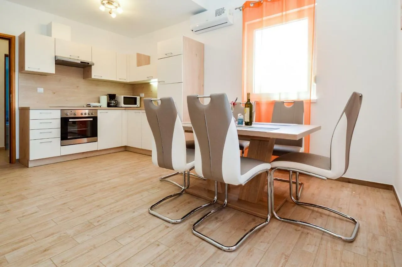 Apartment Mit- Mir Fondole 克罗地亚