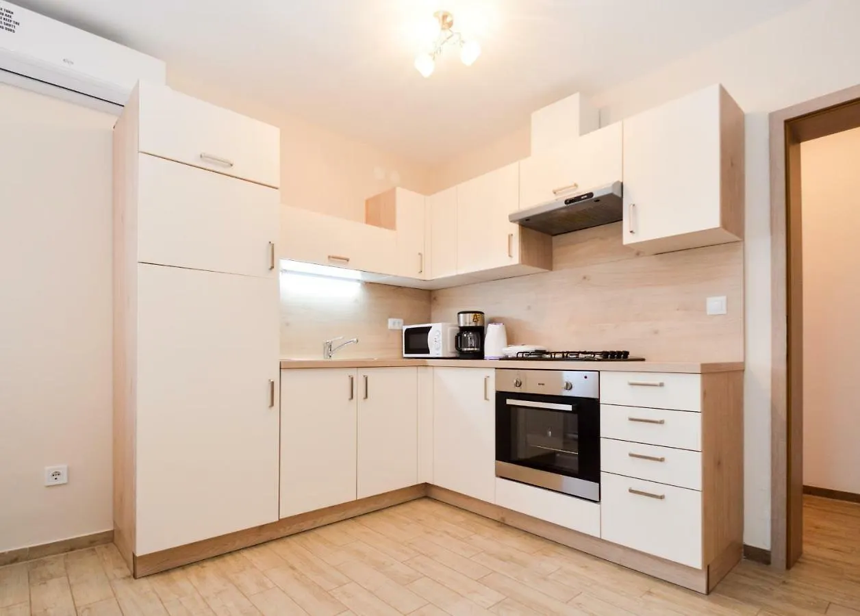 Apartment Mit- Mir Fondole 0*,  Croatia