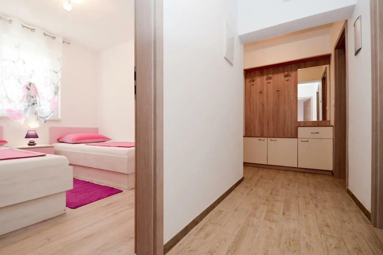 Apartment Mit- Mir Fondole
