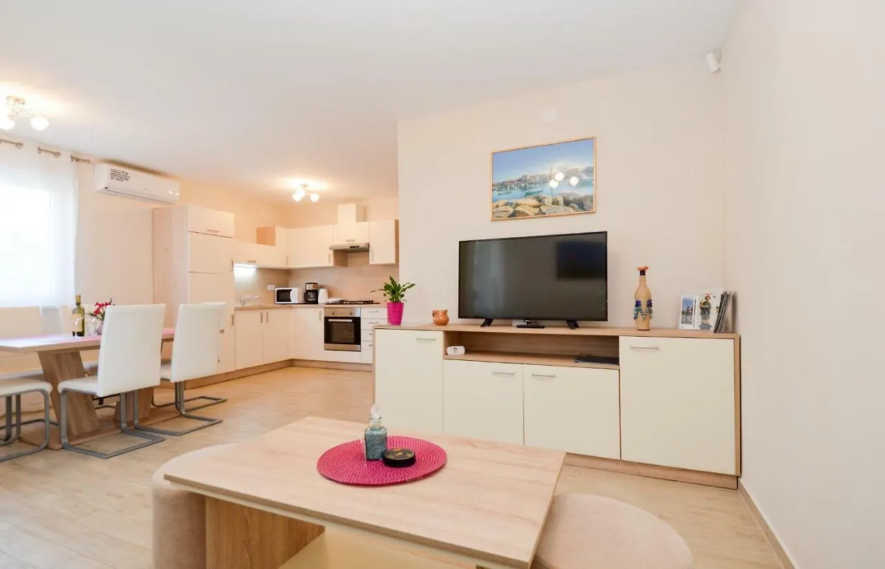 Apartment Mit- Mir Fondole
