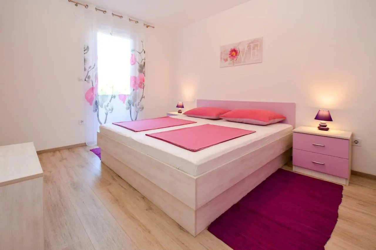 Apartment Mit- Mir Fondole Croatia