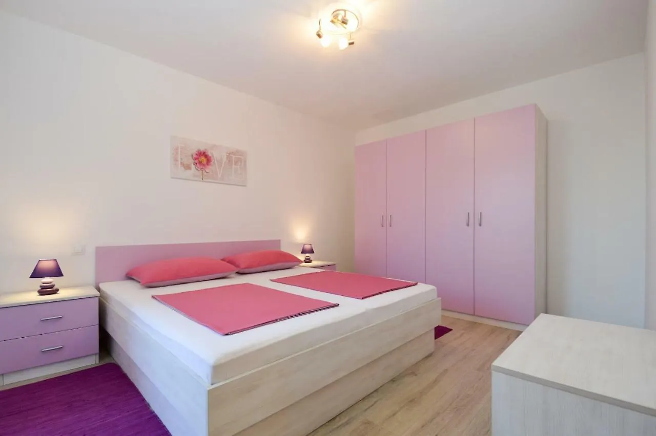 Apartment Mit- Mir Fondole Croatia