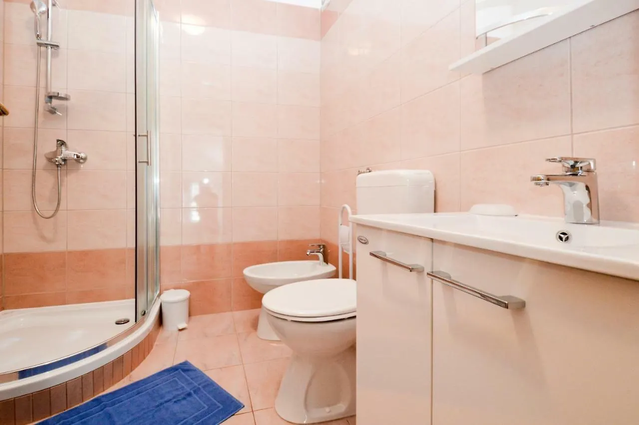 Apartment Mit- Mir Fondole 0*,  Croatia